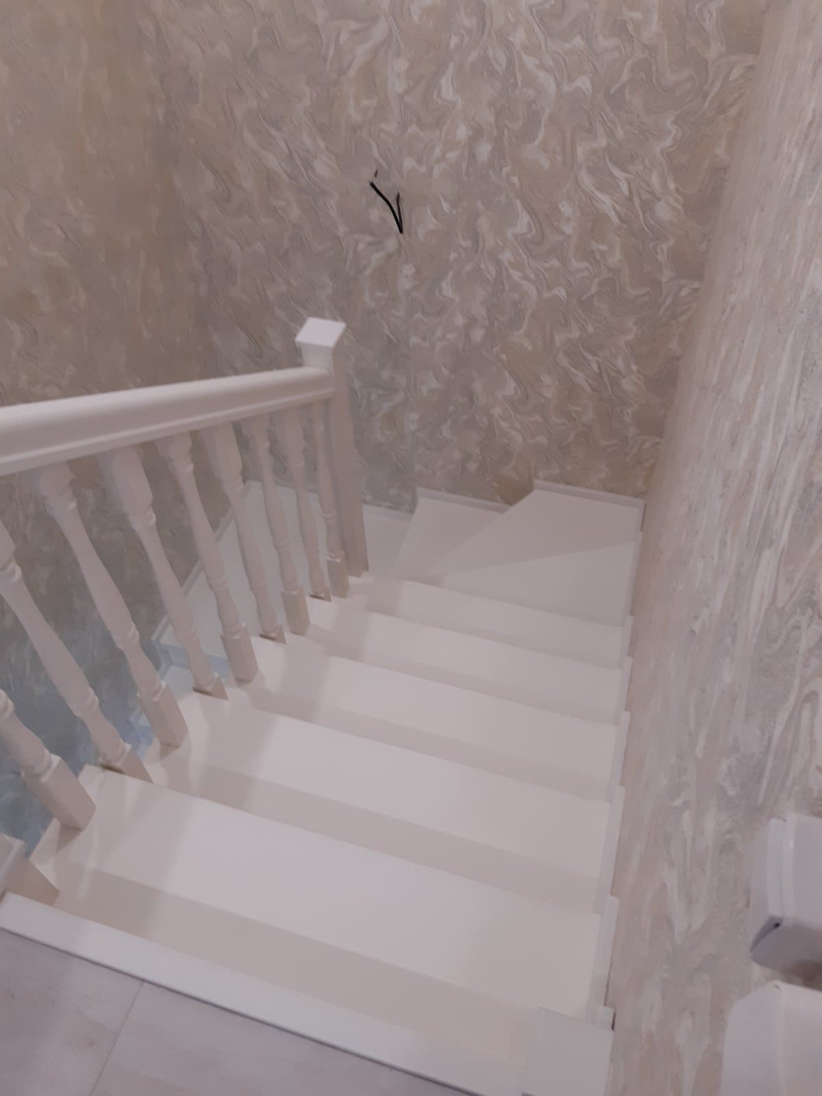 Ступени лестницы на металлокаркасе из березы под белой эмалью