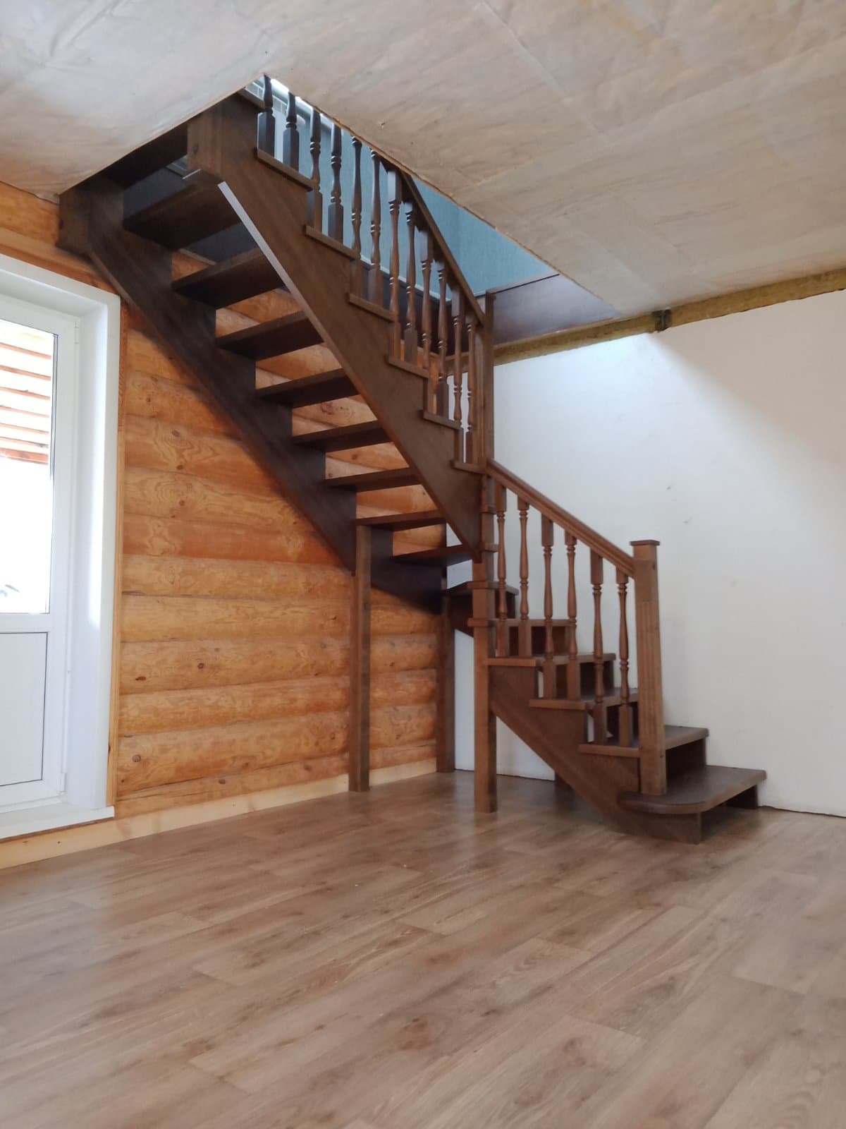 Деревянная лестница на дачу