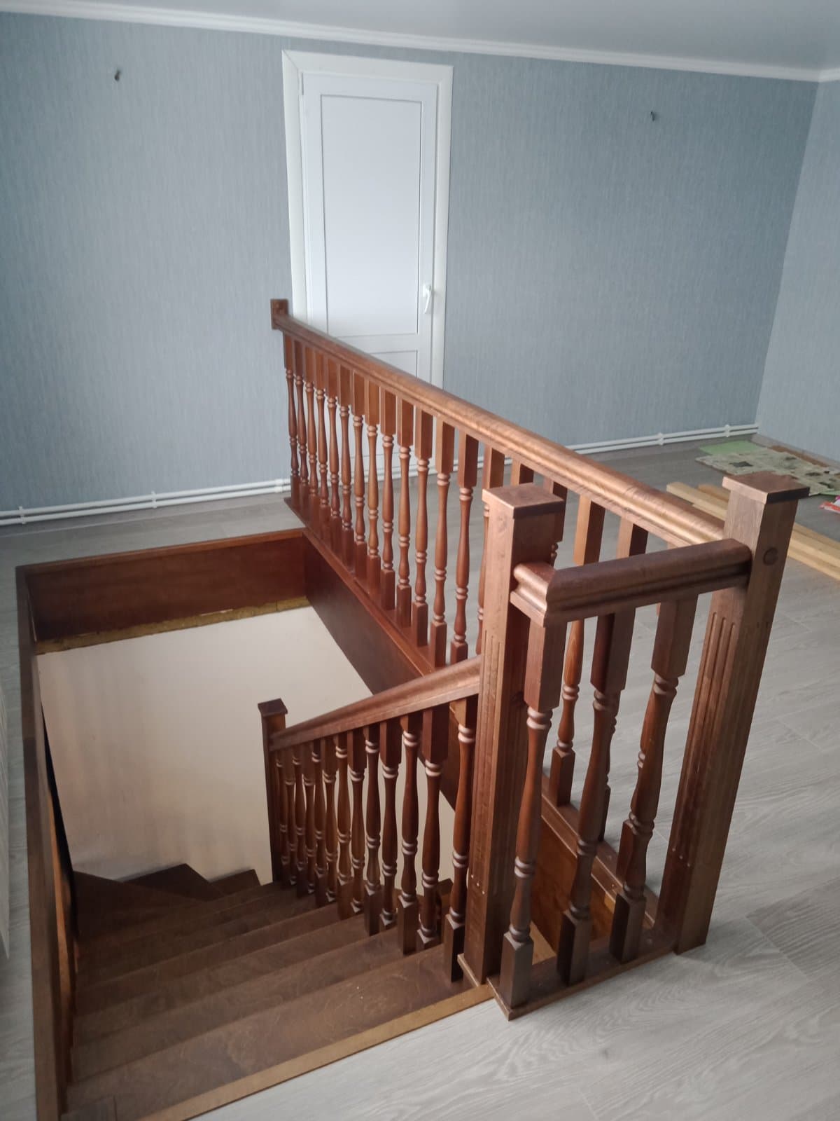 Деревянная балюстрада по периметру проема на втором этаже