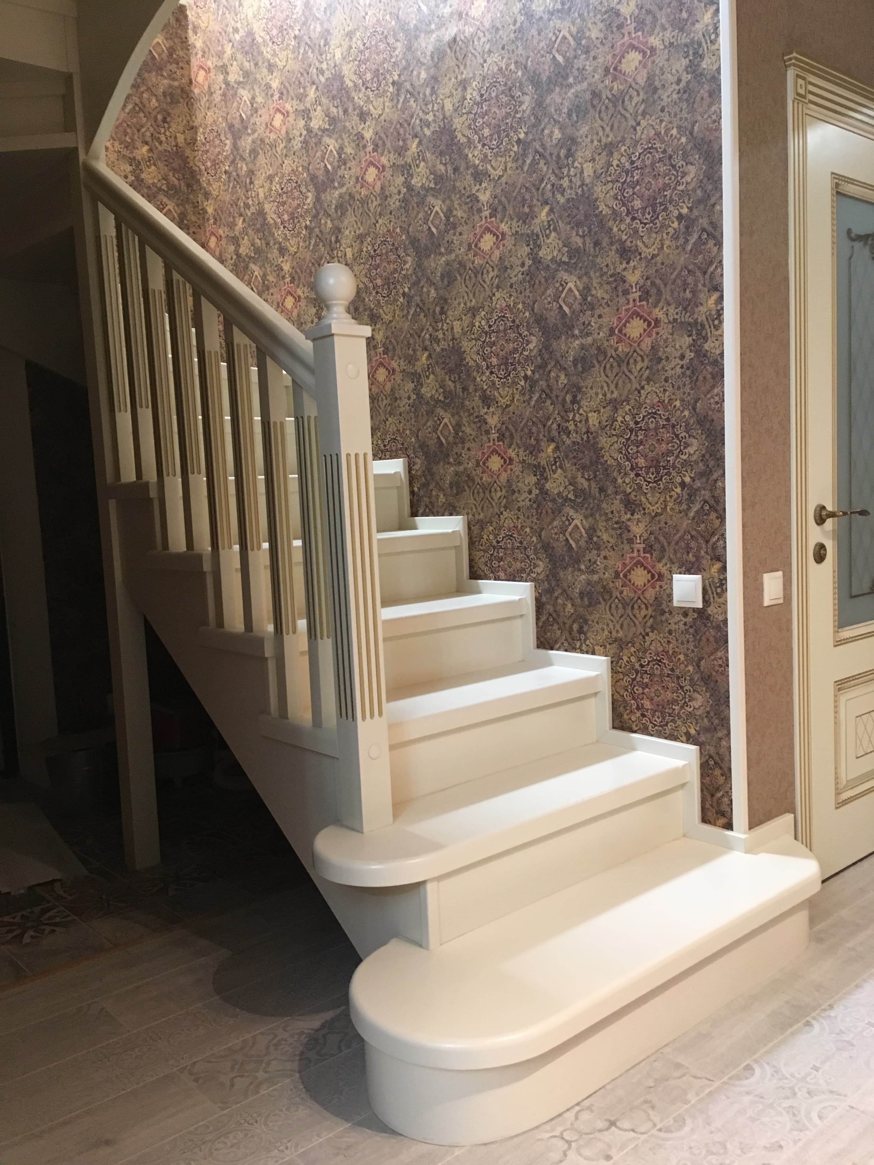 Деревянная лестница с подступенками в Атемаре