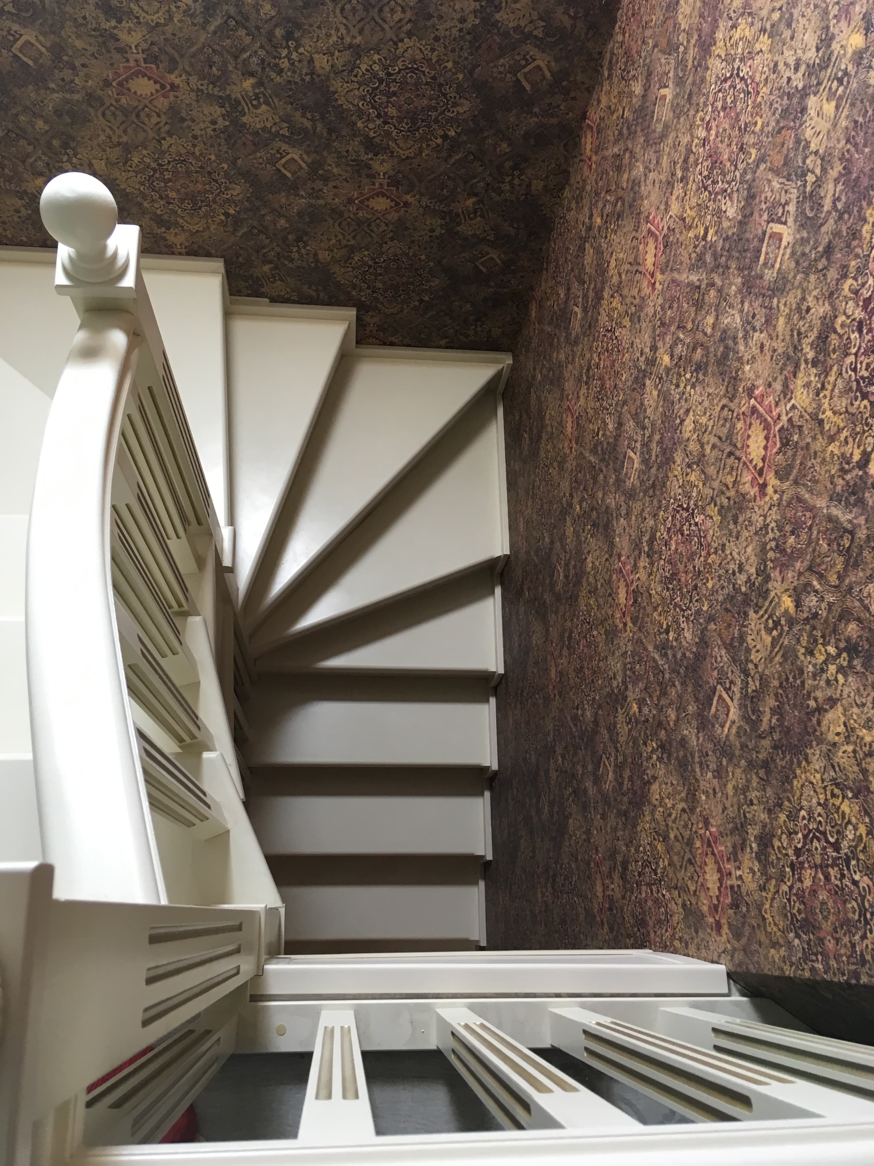 Расширенный выход с лестницы на второй этаж вид с балюстрады