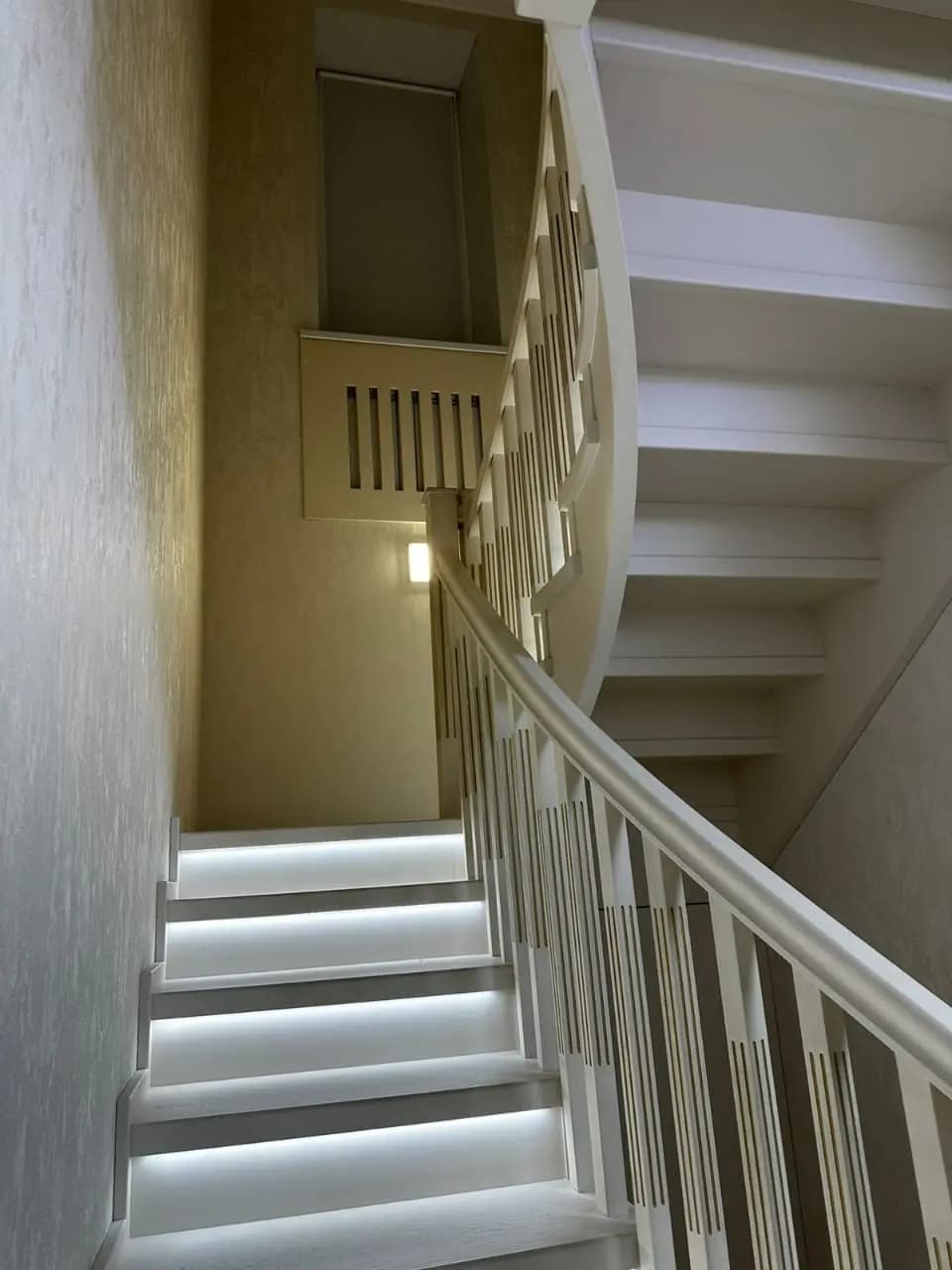 Изгиб на расширение второго марша лестницы с подсветкой