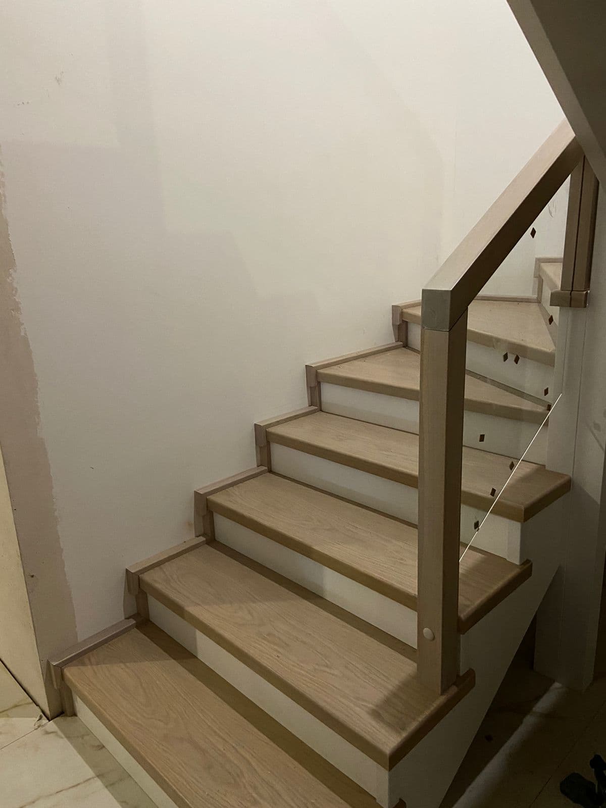 Аккуратно подогнанный первый марш лестницы под размеры шахты