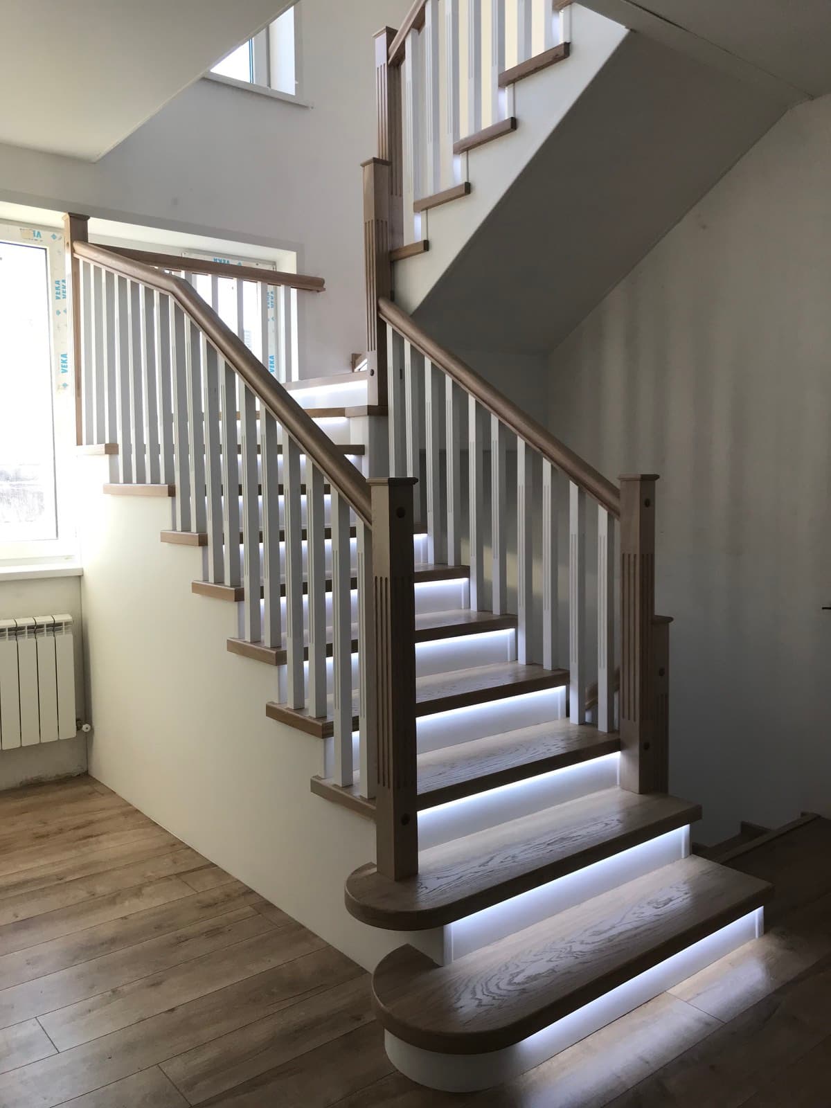 Двойная лестница в шпоне дуба