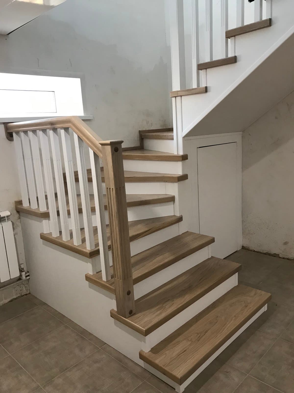 Лестница на металлокаркасе из подвала на первый этаж