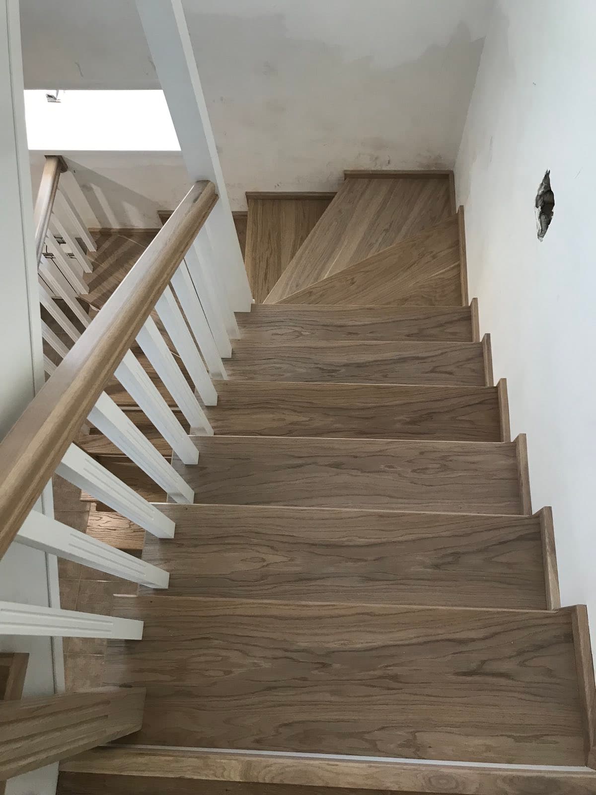 Спуск по лестнице на металлокаркасе в подвал