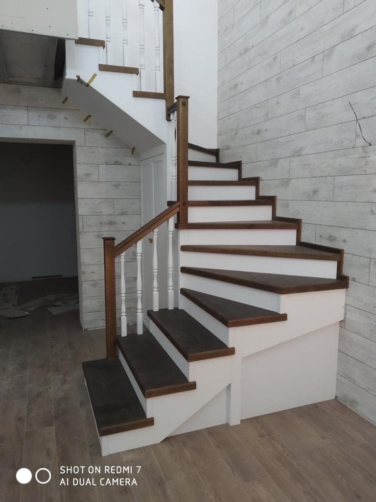 Компактная лестница из березы