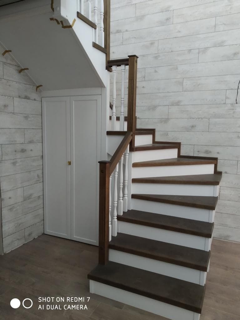 Компактная лестница в двухцветовой отделке в интерьере