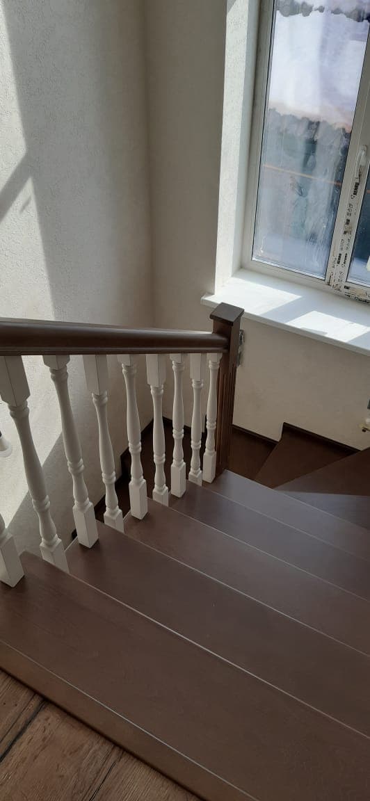 Деревянное ограждение лестницы на металлокаркасе