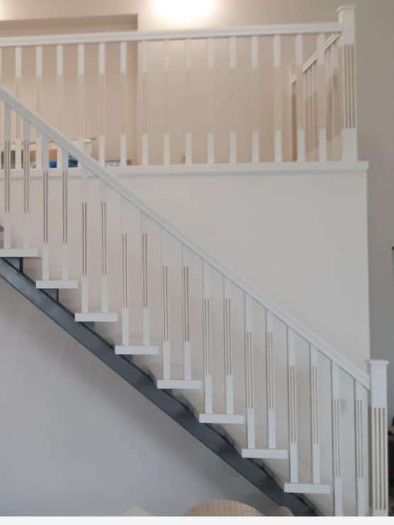 Вид сбоку на прямую лестницу на металлокаркасе