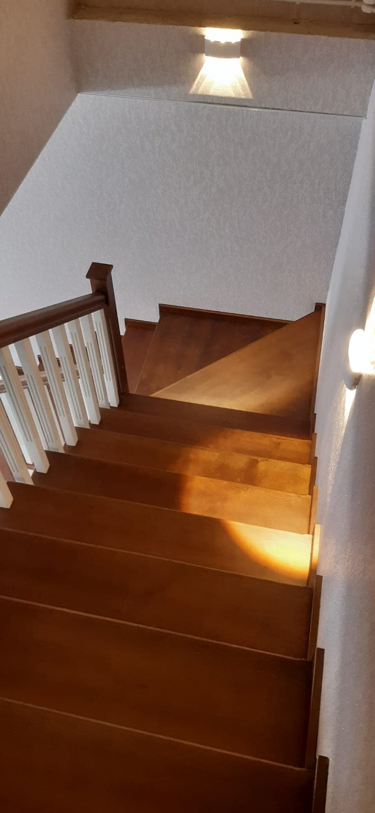 Забежные ступени на березовой лестнице вид со второго этажа