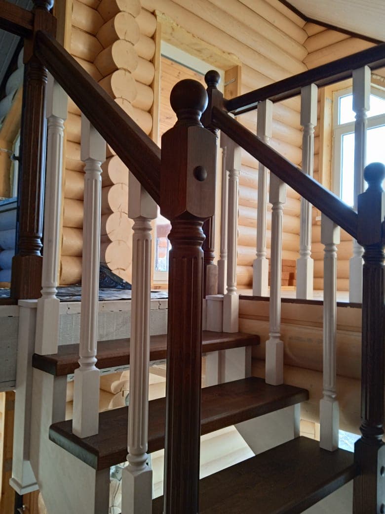 Римские столбы и балясины на балюстраде второго этажа