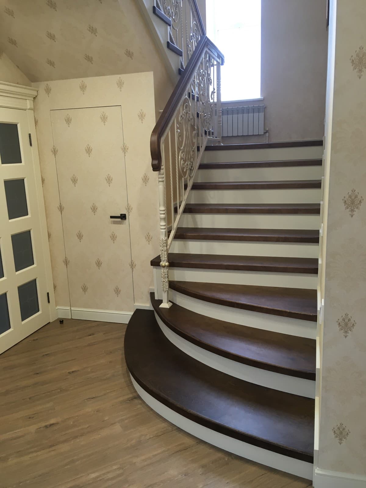 Лестница на бетонном основании в котедже вид с первого этажа