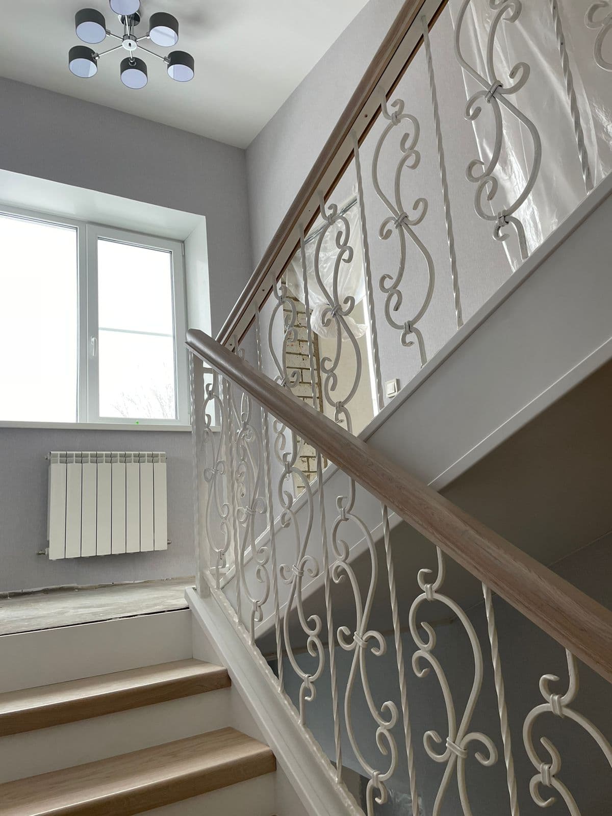 Подъем на разворотную площадку лестницы на металлических тетивах