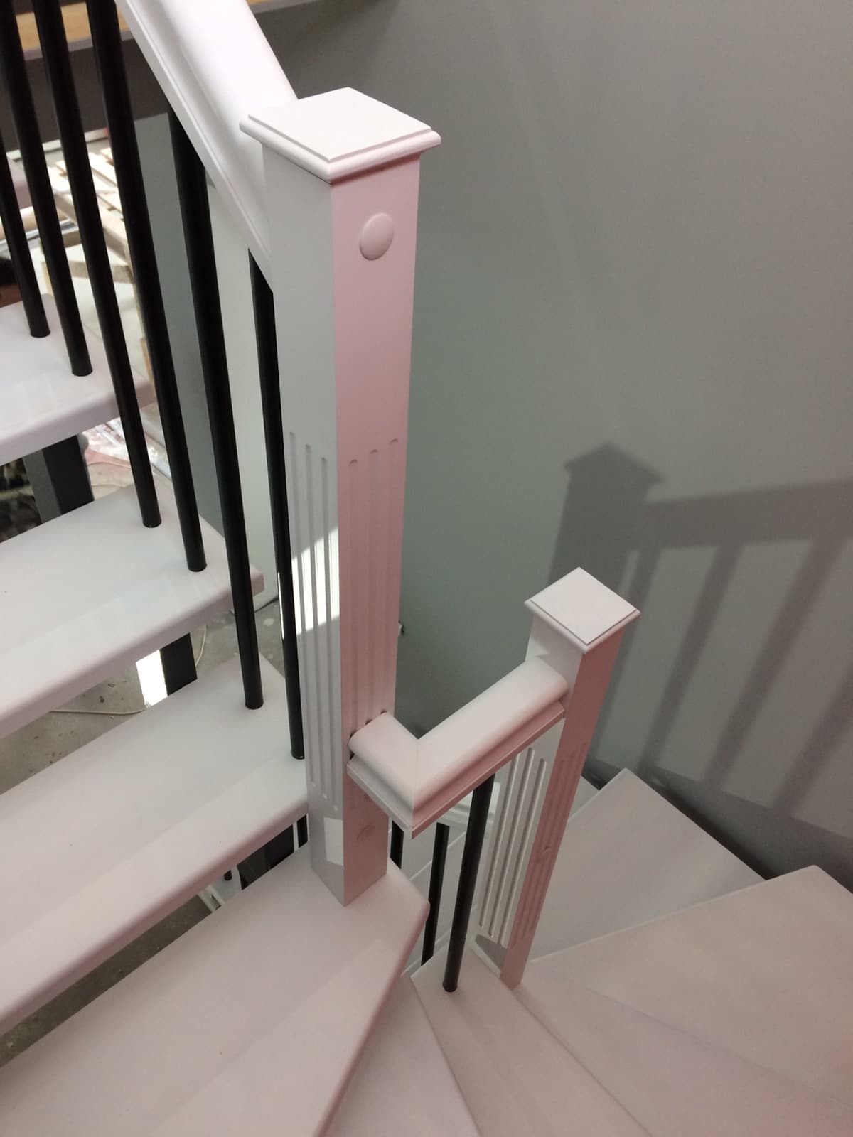 Опорные столбы из березы на повороте лестницы