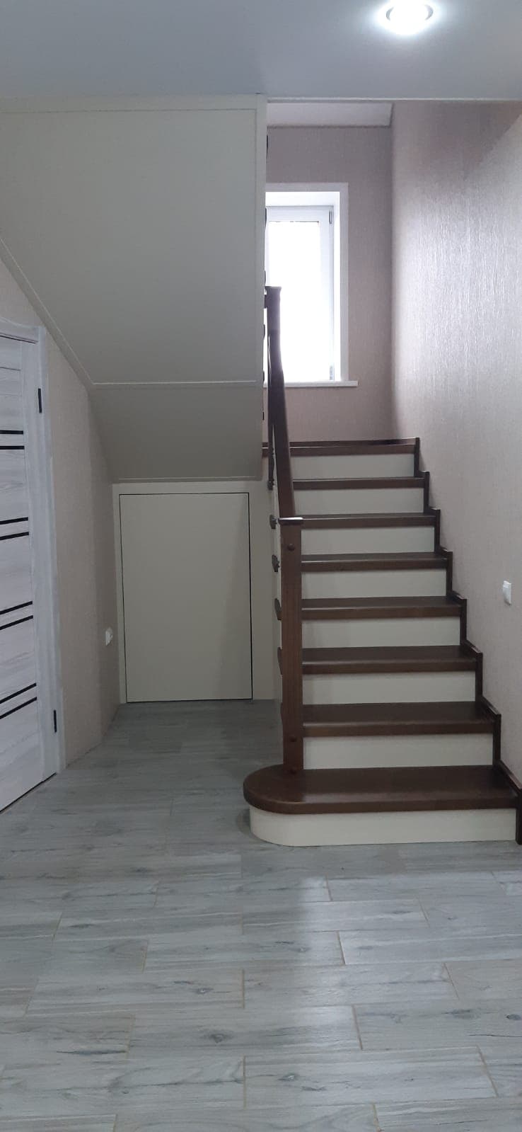 Вид на лестницу на металлокаркасе закрытого типа с кладовкой