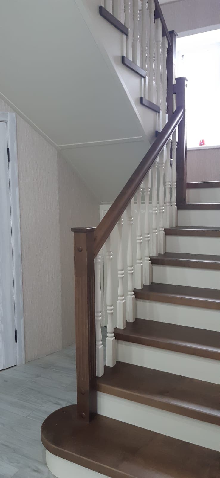 Деревянные балясины и порурчни на лестнице на металлокаркасе