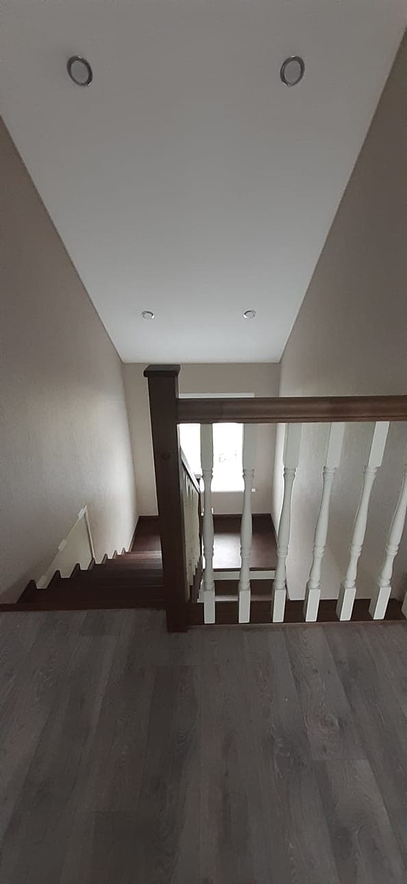 Балюстрада из дерева над лестницей на металлокаркасе