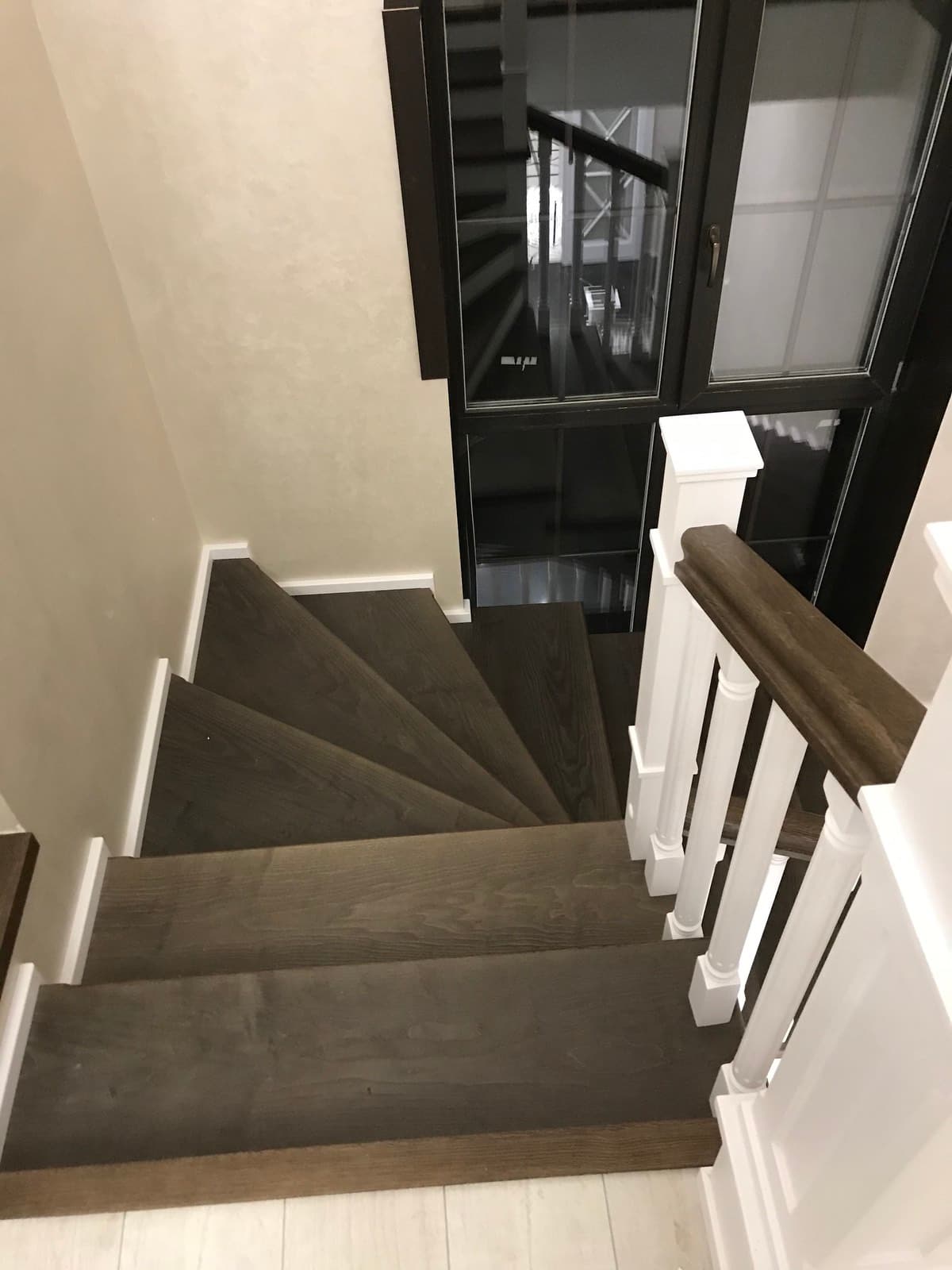 Шпонированные ясенем забежные ступени на повороте лестницы