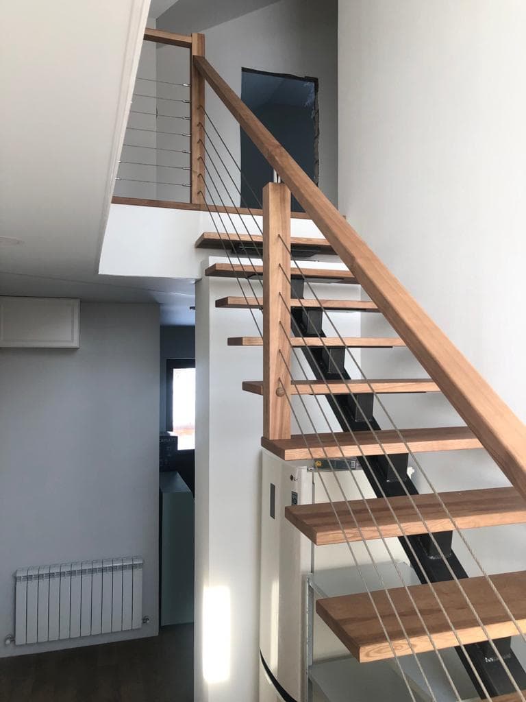 Второй марш лестницы на монокосоуре с тросовыми ограждениями вид с поворота