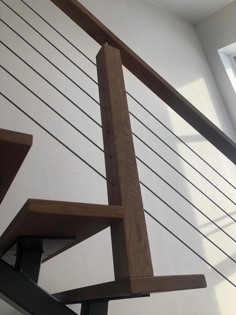 Квадратные столбы из ясеня на лестнице с тросовым ограждением