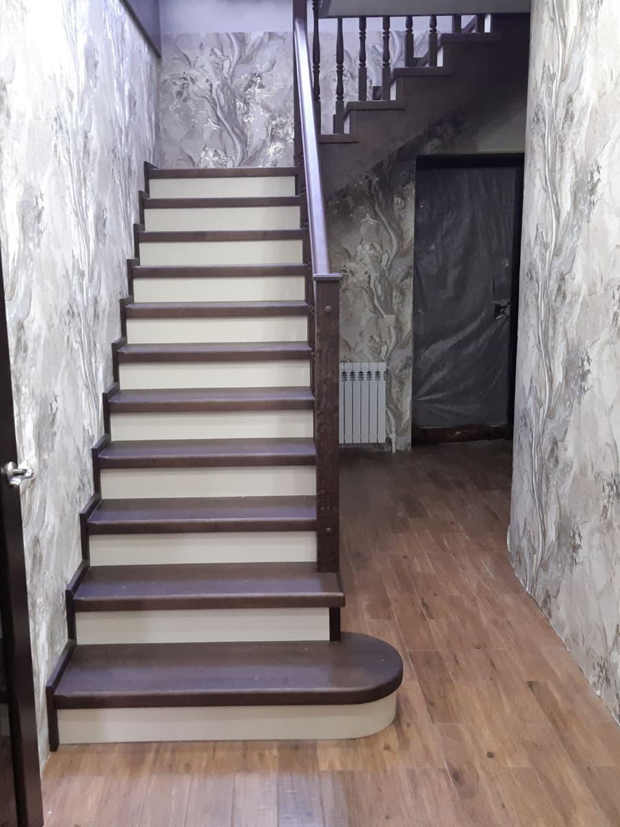 Лестница на второй этаж с поворотной площадкой в доме