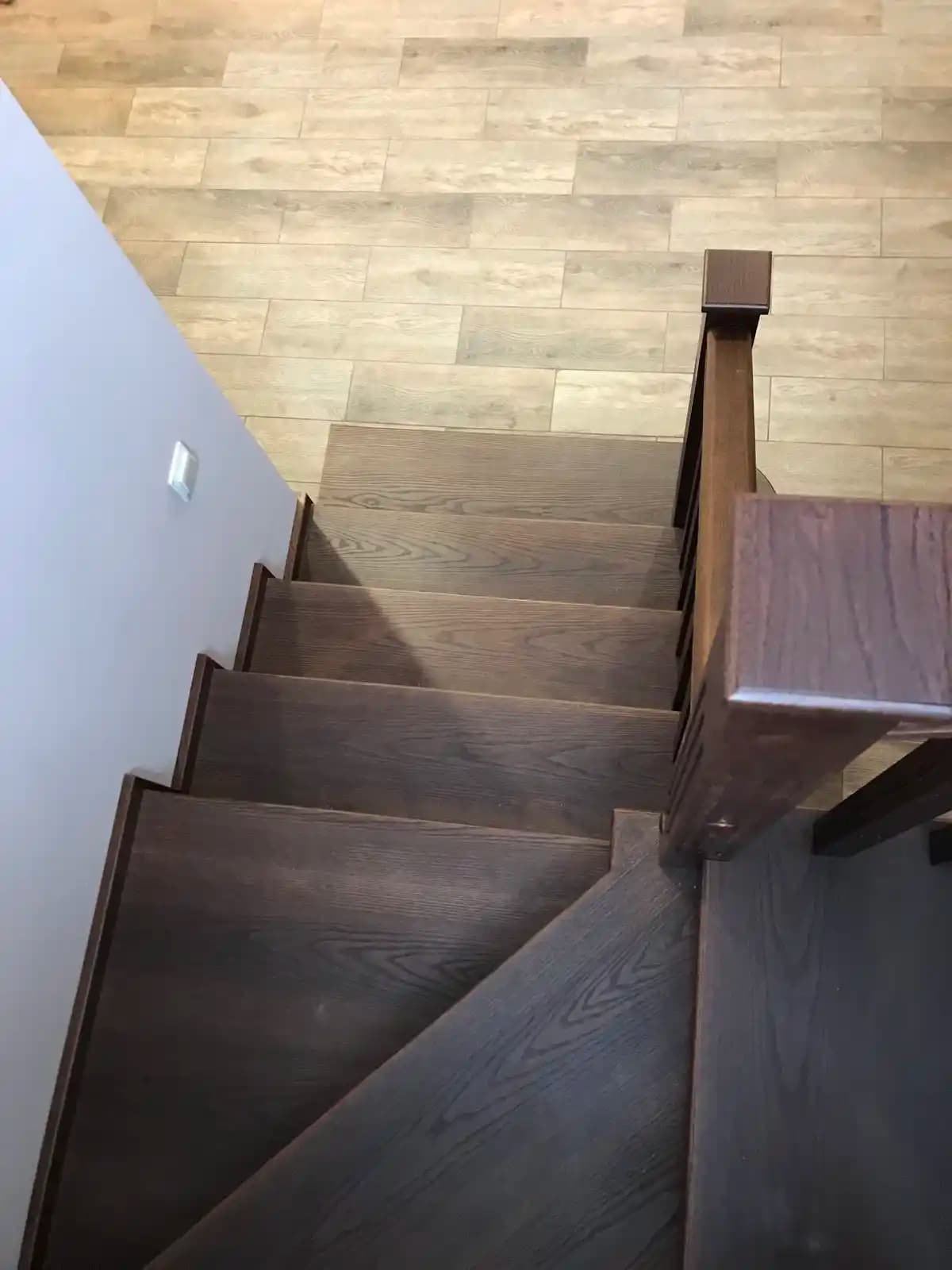 Забежные ступени прокрытые шпоном дуба