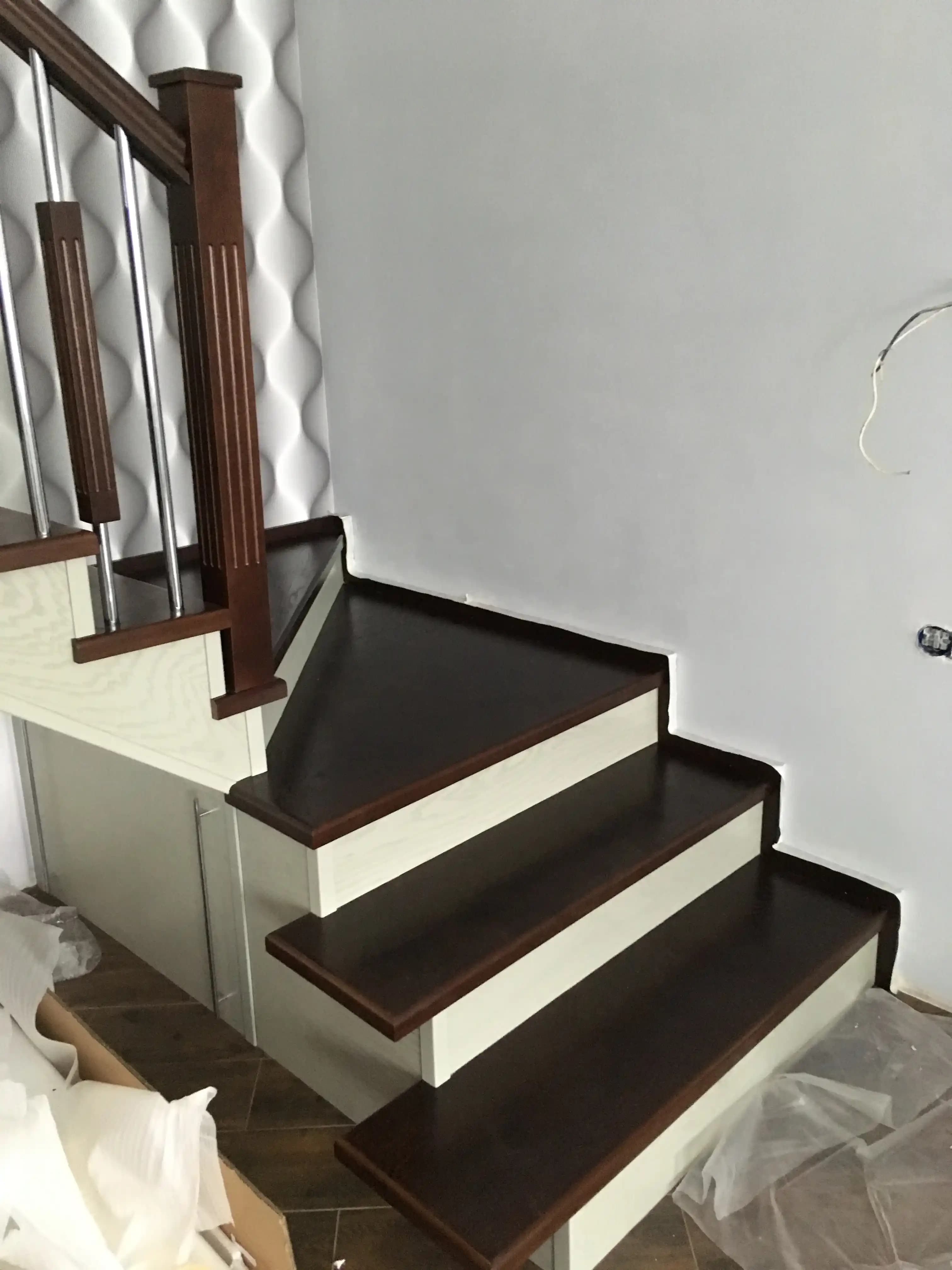 Первый марш с квадратными пригласительными ступенями и мини кладовая под лестницей