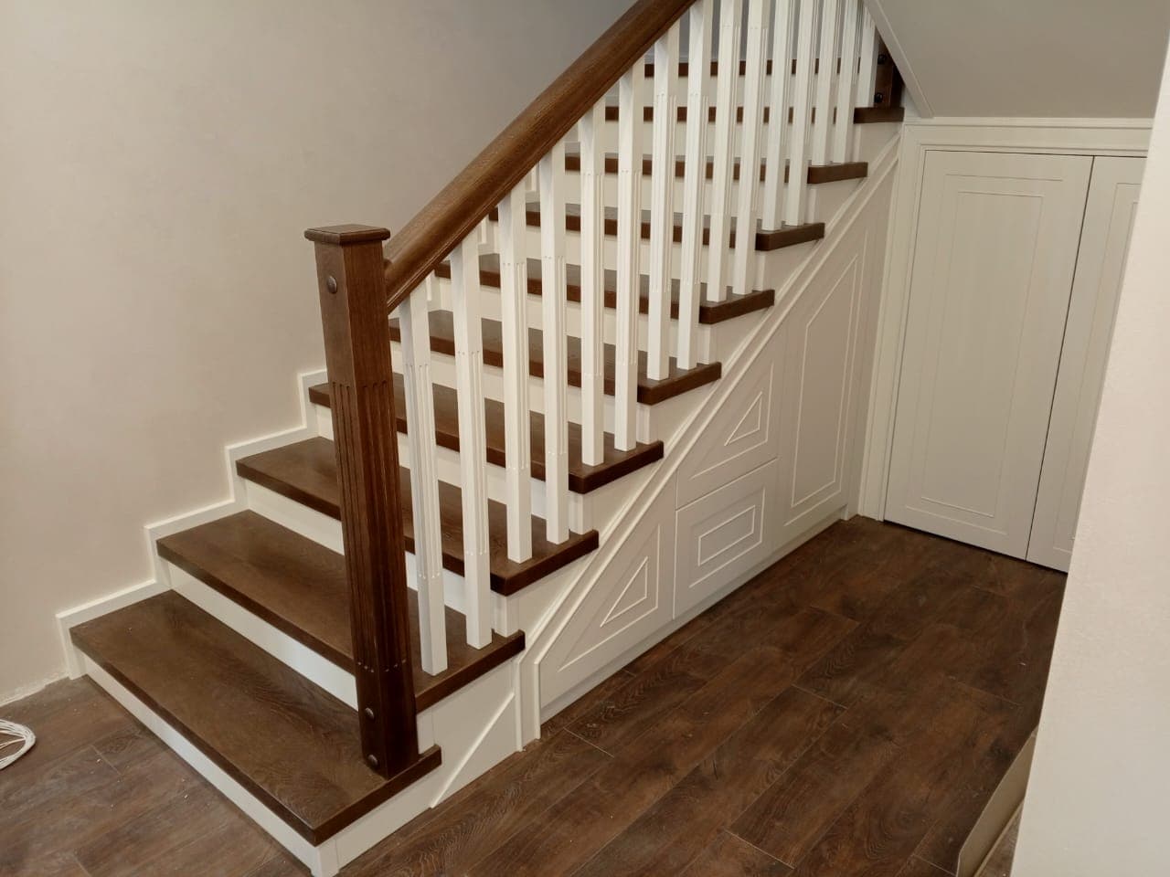 Лестница со встроенным шкафом