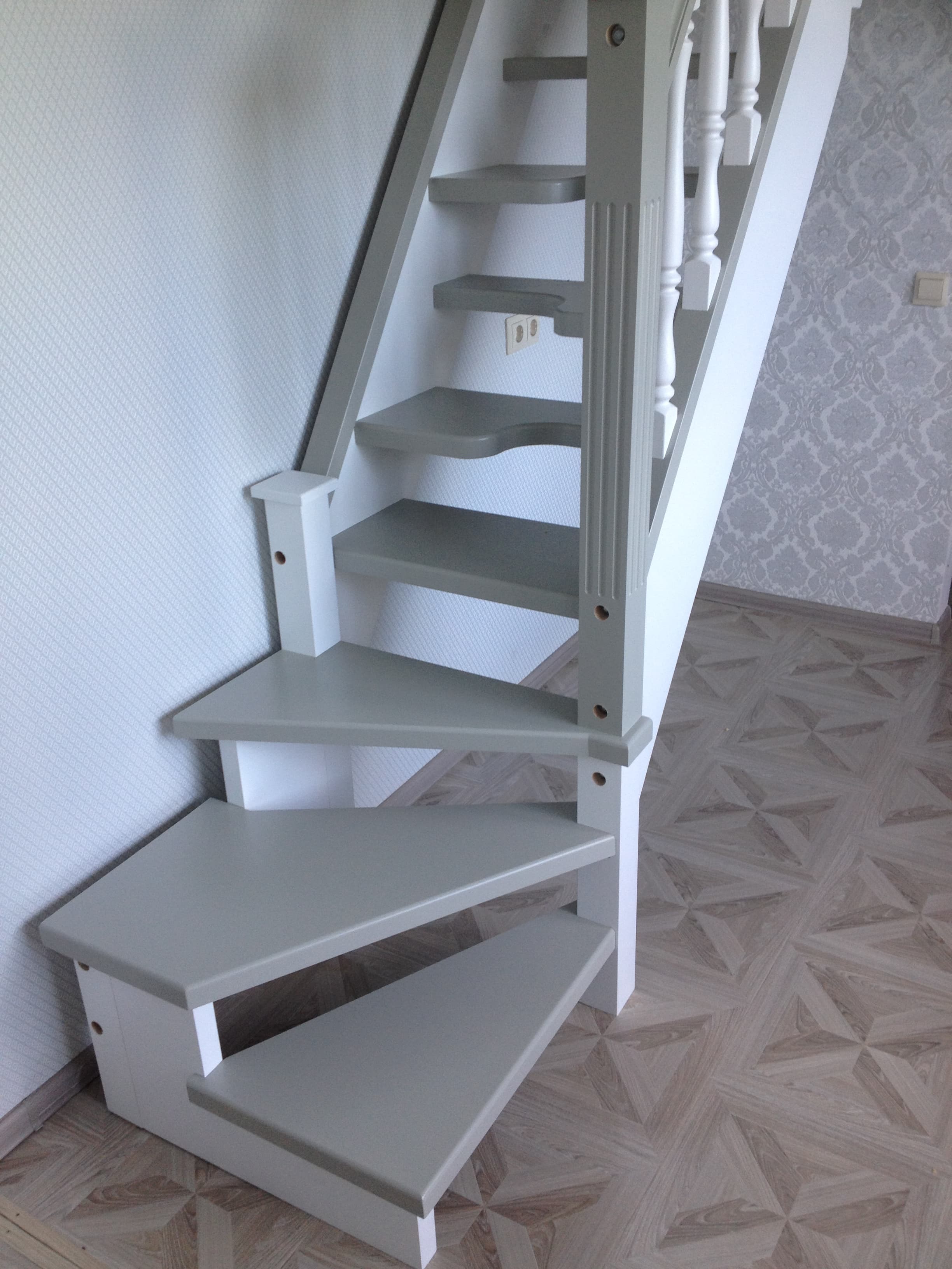 Отделка лестницы Утиный шаг из березы эмалью