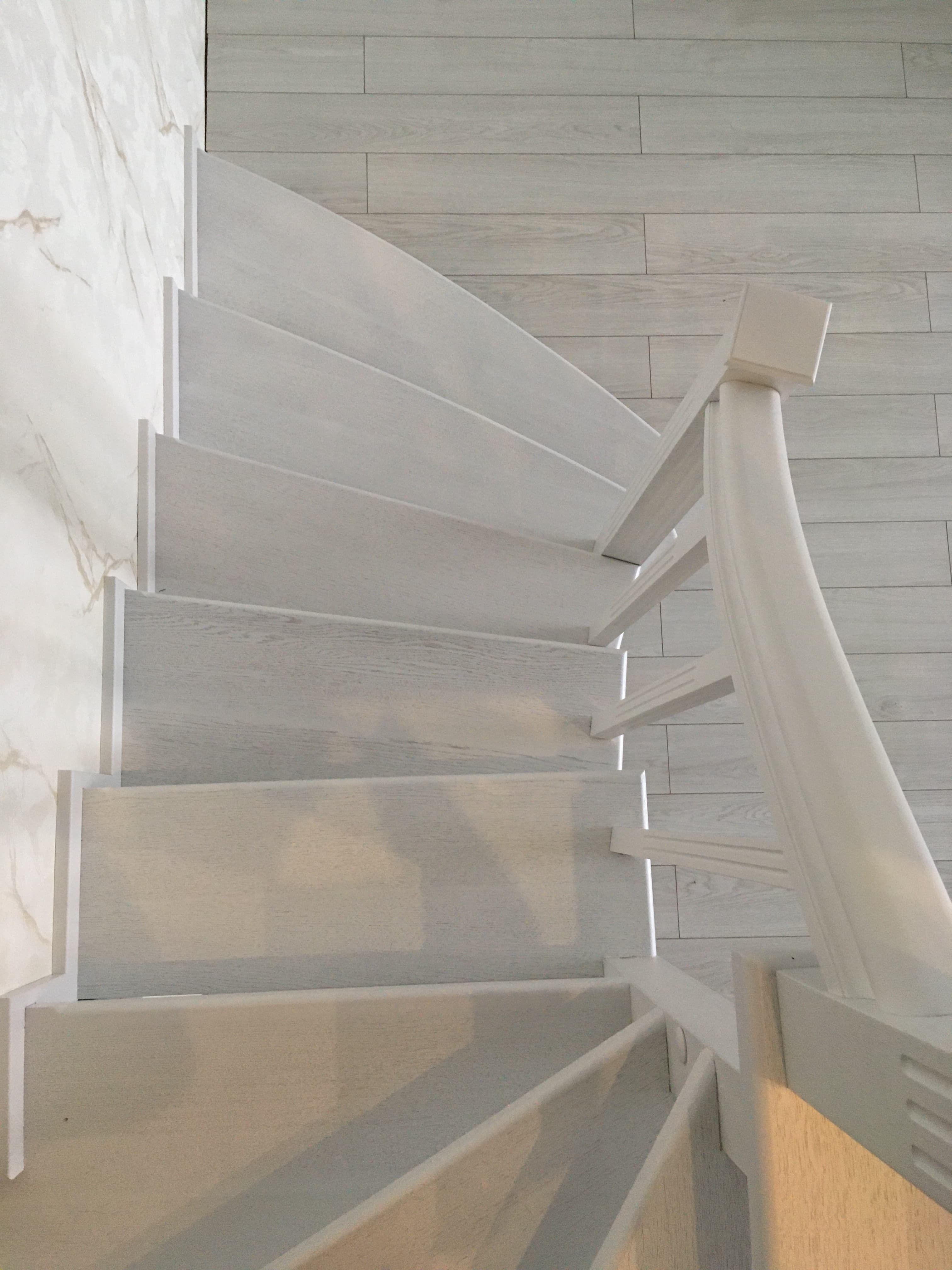 Изгиб на заходе на лестницу в двухуровневой квартире в Саранске