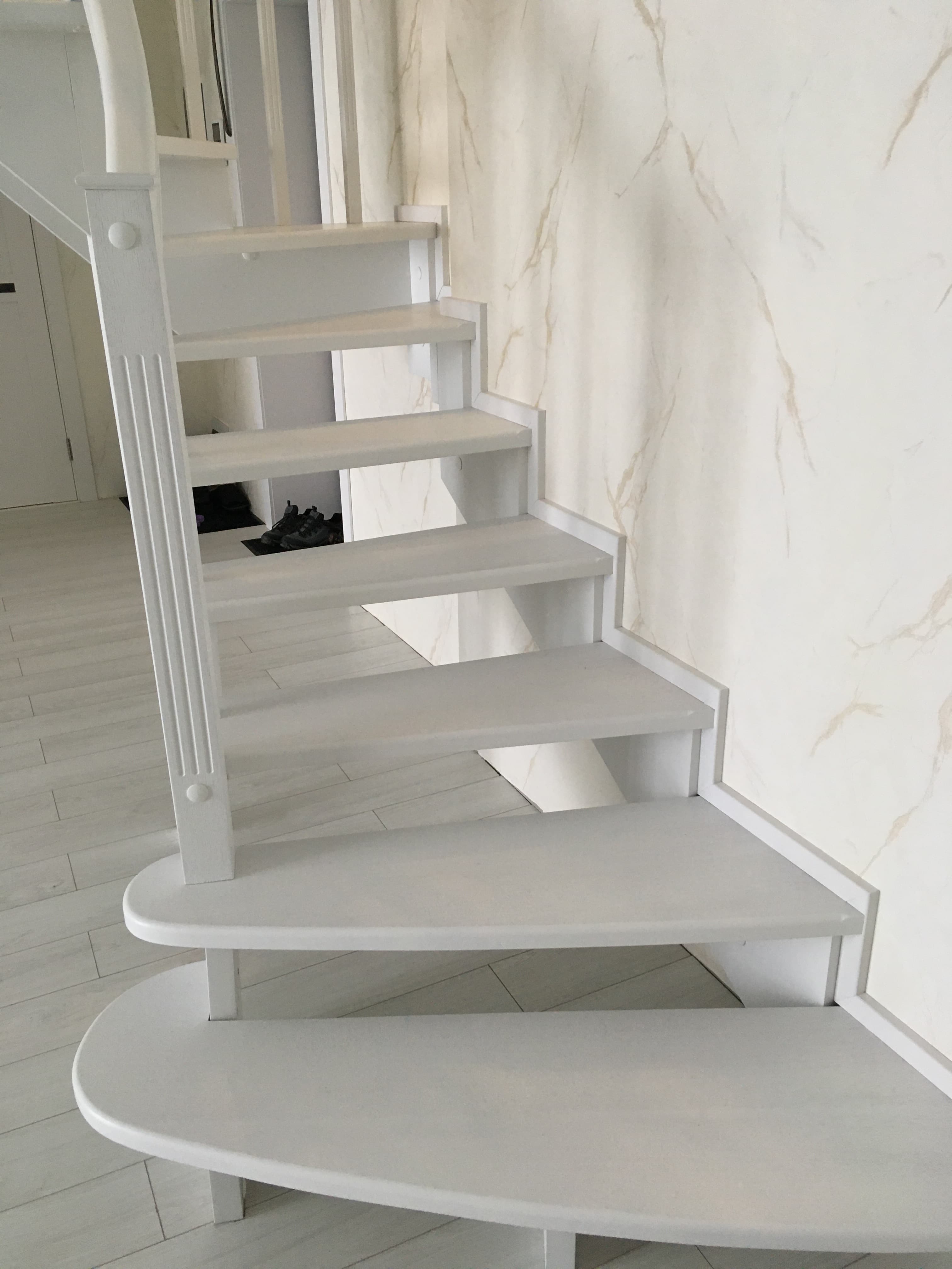 Миниатюрная лестница в двухуровневой квартире с пригласительными ступенями