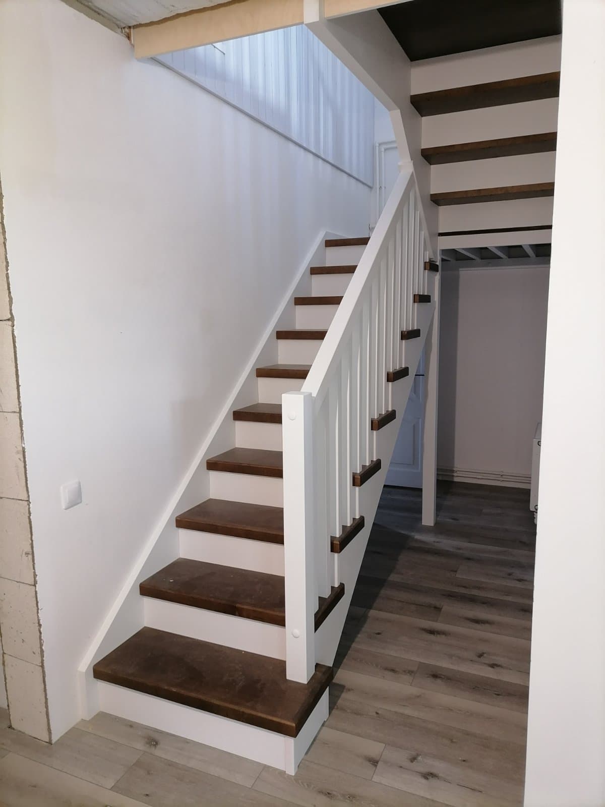 Вид на лестницу в скандинавском стиле с первого этажа