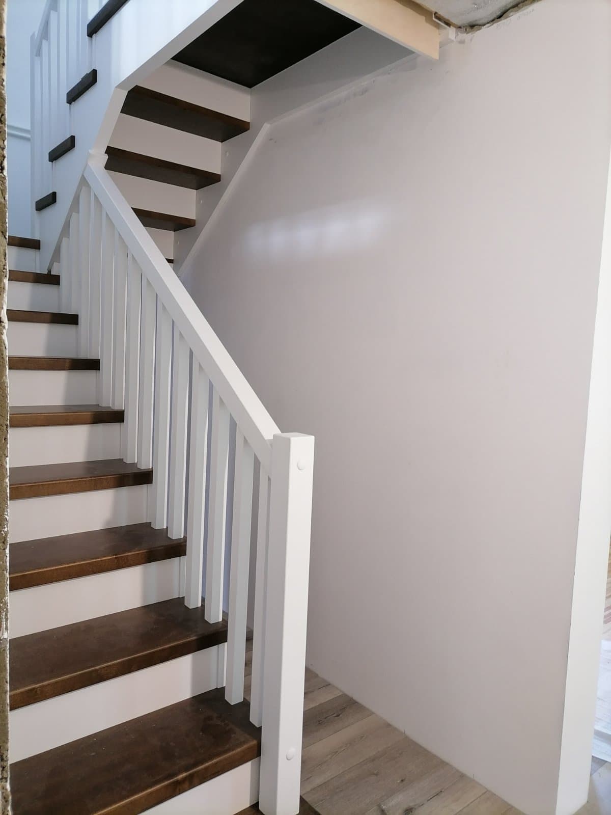 Минималистичные деревянные ограждения лестницы