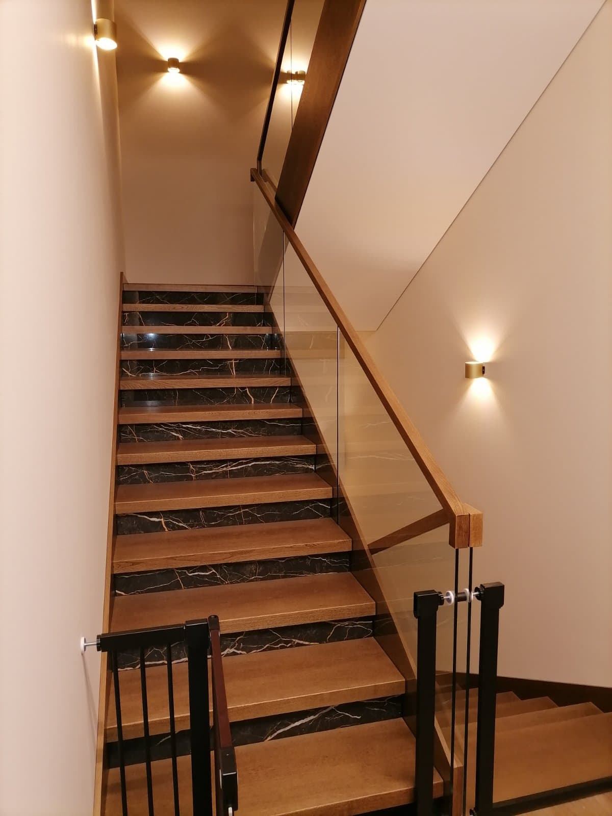 Лестницы с ограждением из стекла