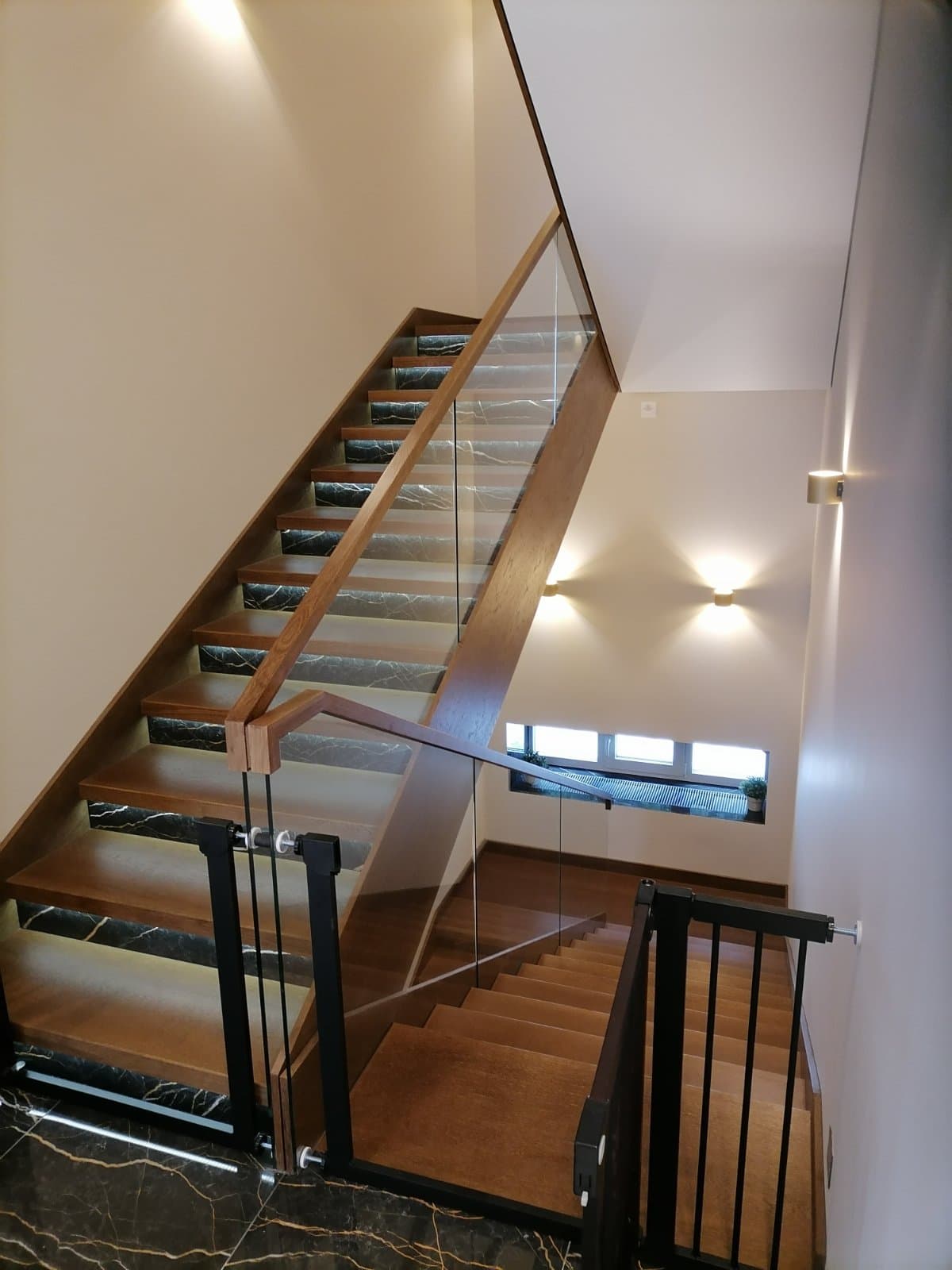 Ворота безопасности для детей на лестнице со стеклянным огражденим