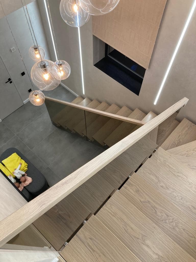 Лестница на монокосоуре со стеклом