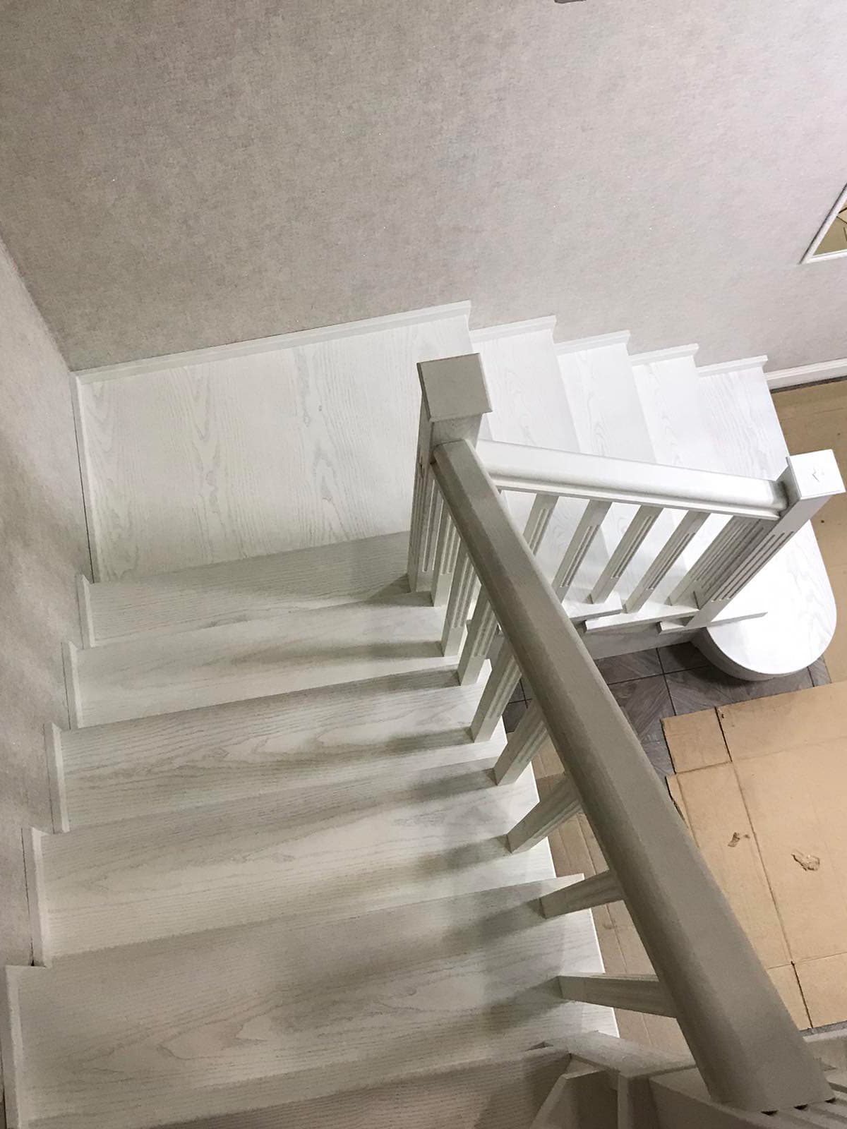 Вид со второго поворота лестницы на ступени с яркой структурой и порами