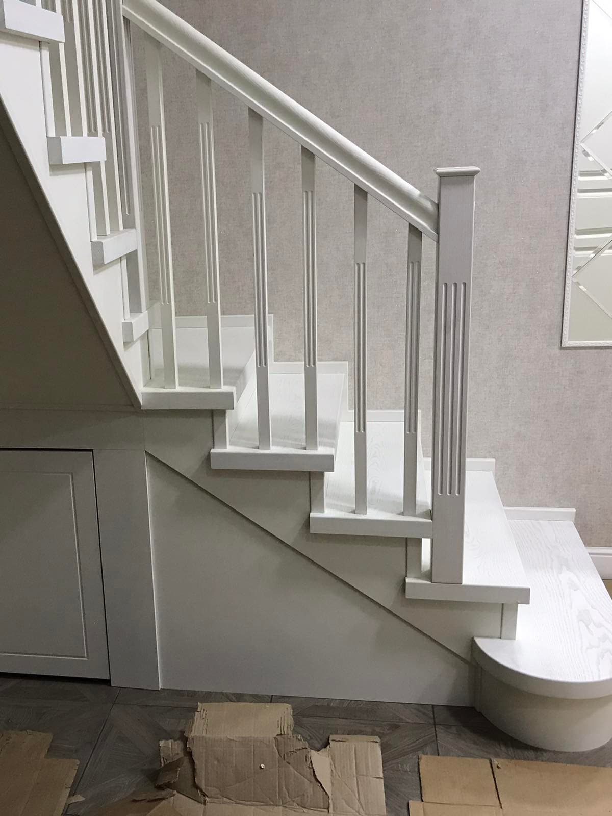 Обшивка лестницы на металлокаркасе, мини кладовая под первым маршем