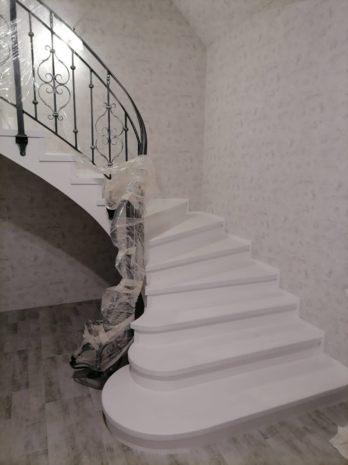 Общий вид лестницу в белой эмали в интерьере дома