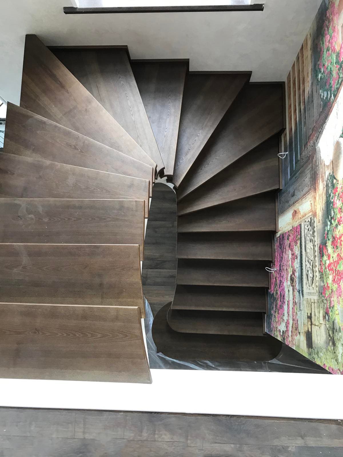 Красивый вид на забежные ступени бетонной лестницы со второго этажа