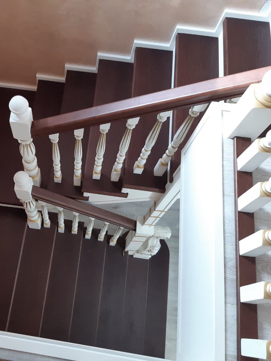 Лестница из дуба с двумя поворотными площадками