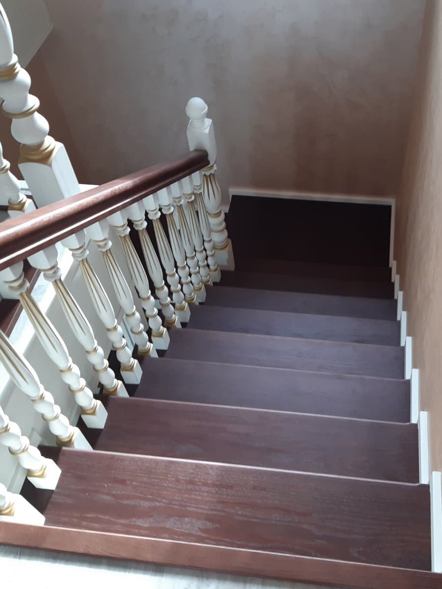 Оградждение из фрезерованных балясин и массивных дубовых поручней