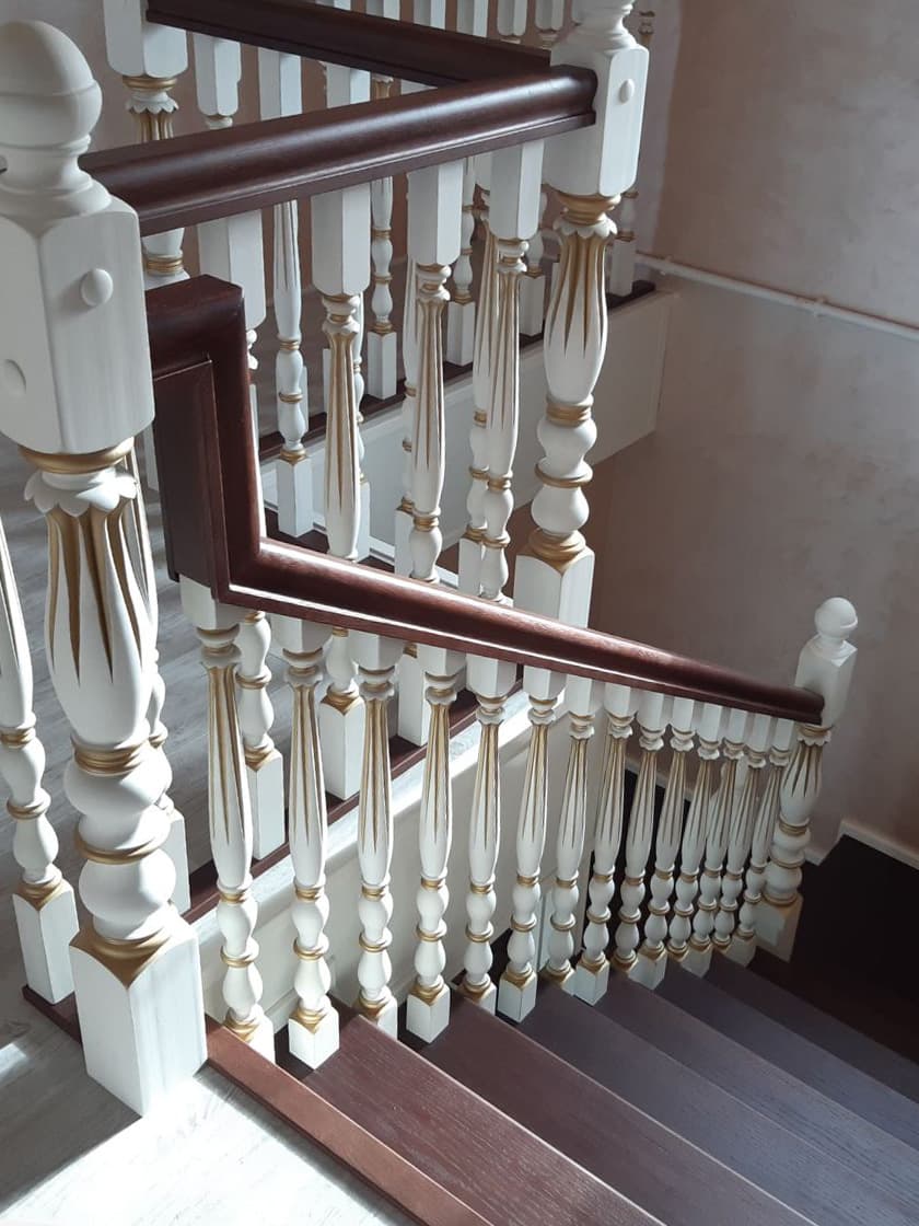 Гусак поручня соединяется с фрезерованным столбом