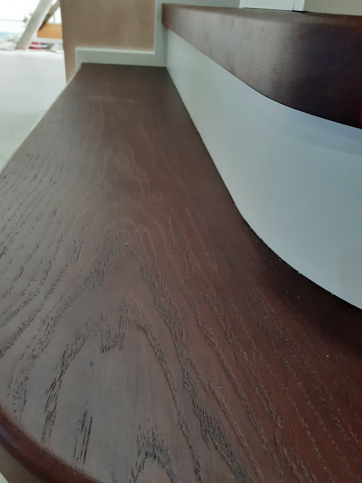 Текстура дубового шпона на ступенях