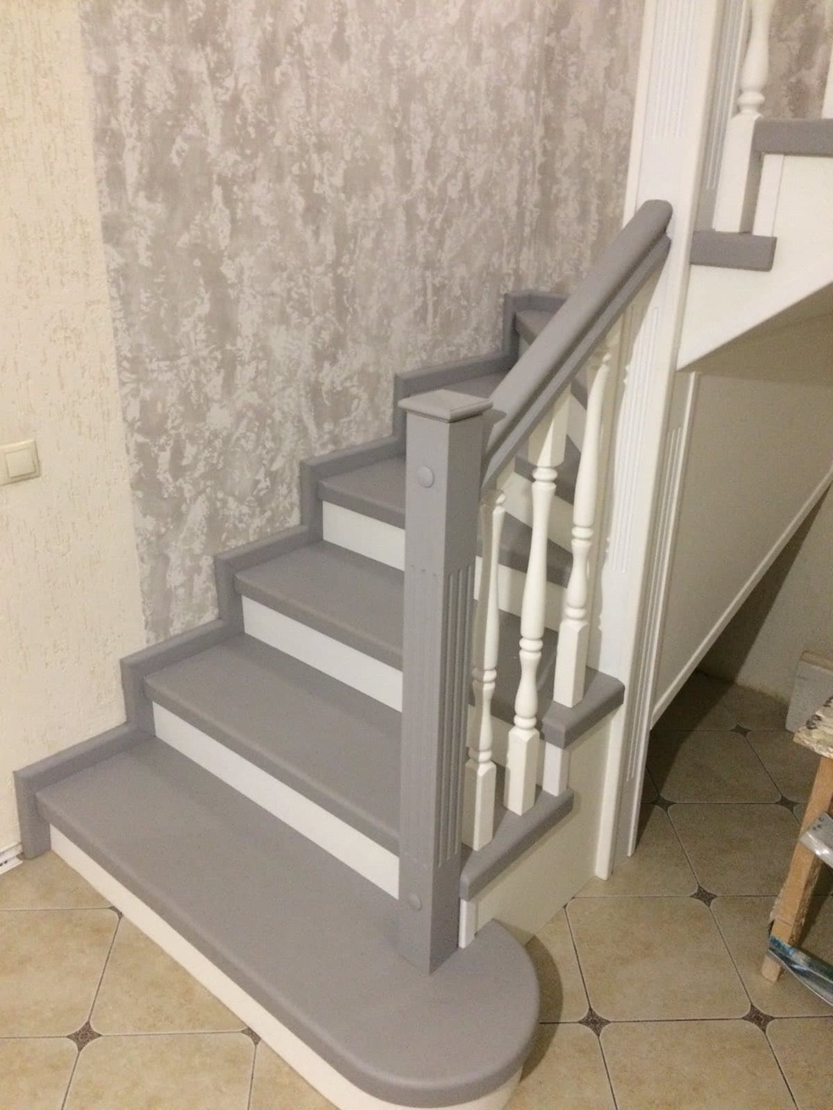 Лестница на металлокаркасе из подвала на первый этаж