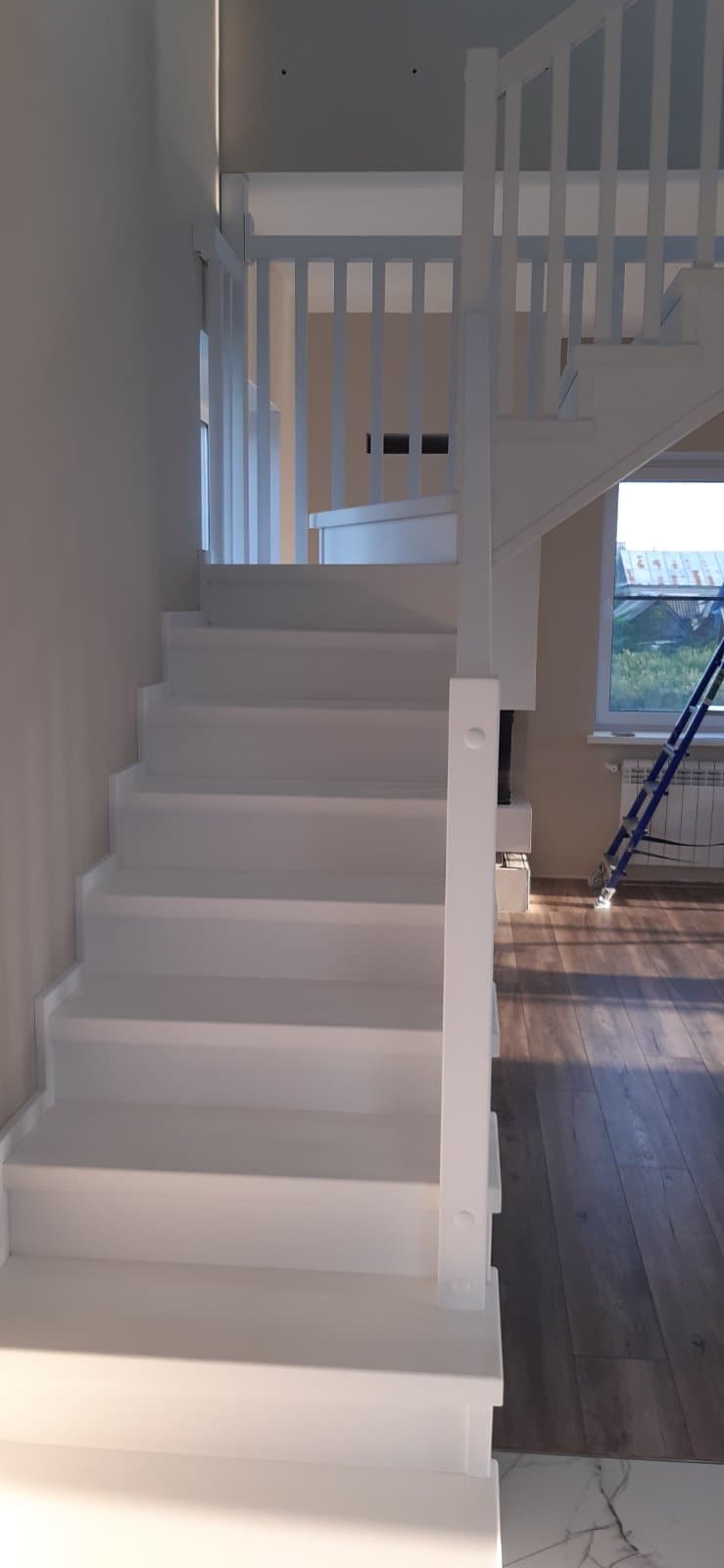 Заход и первый марш лестницы на второй этаж