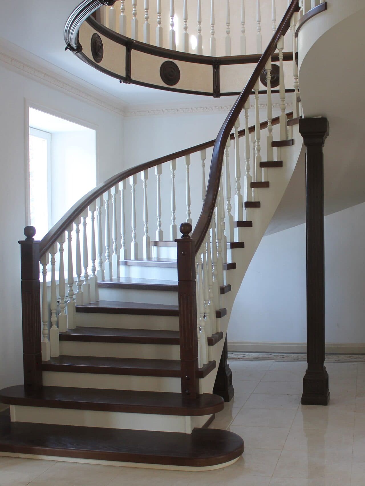 Полувинтовая лестница из дуба