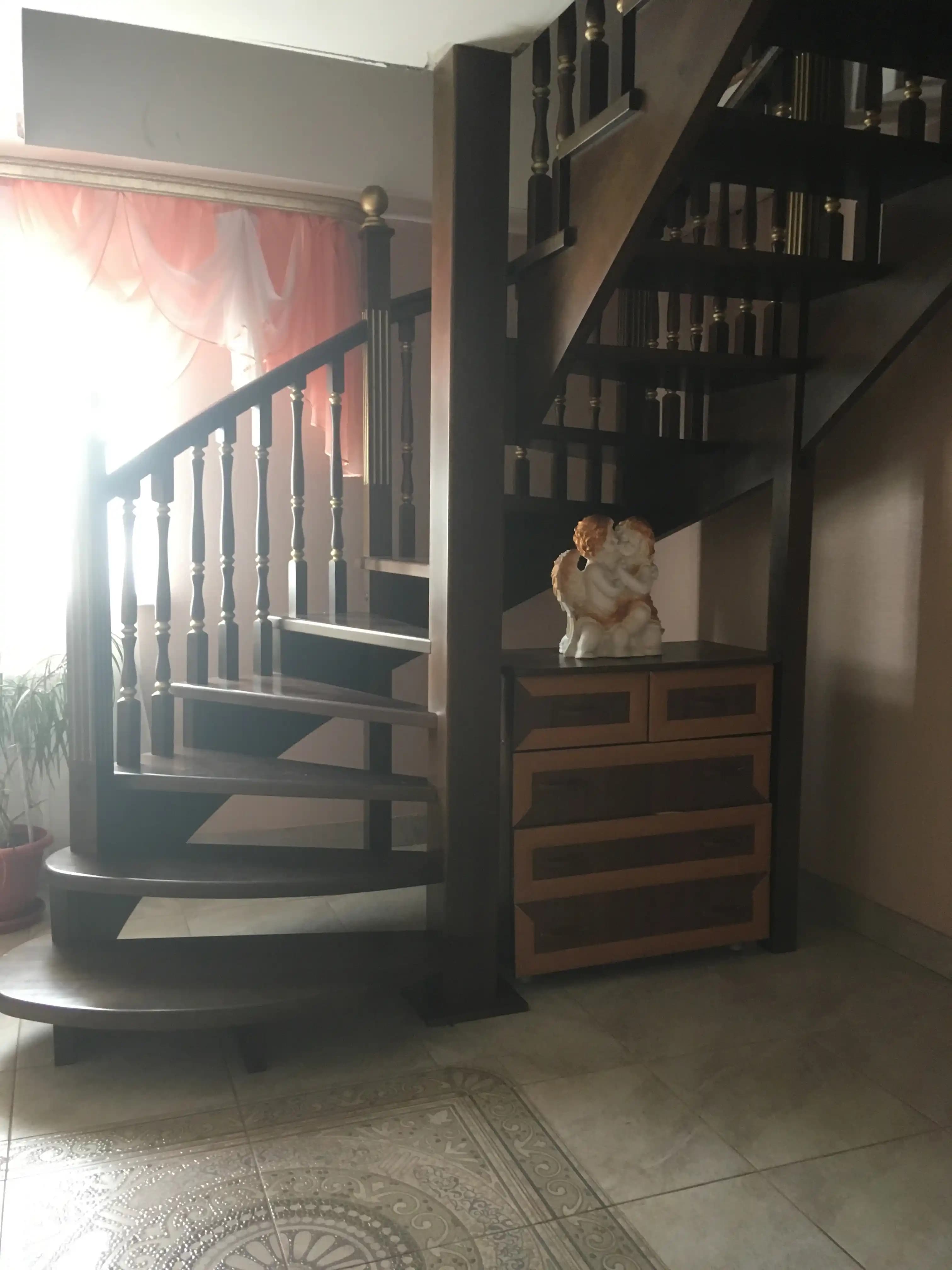 Полувинтовая лестница из березы в Болдино