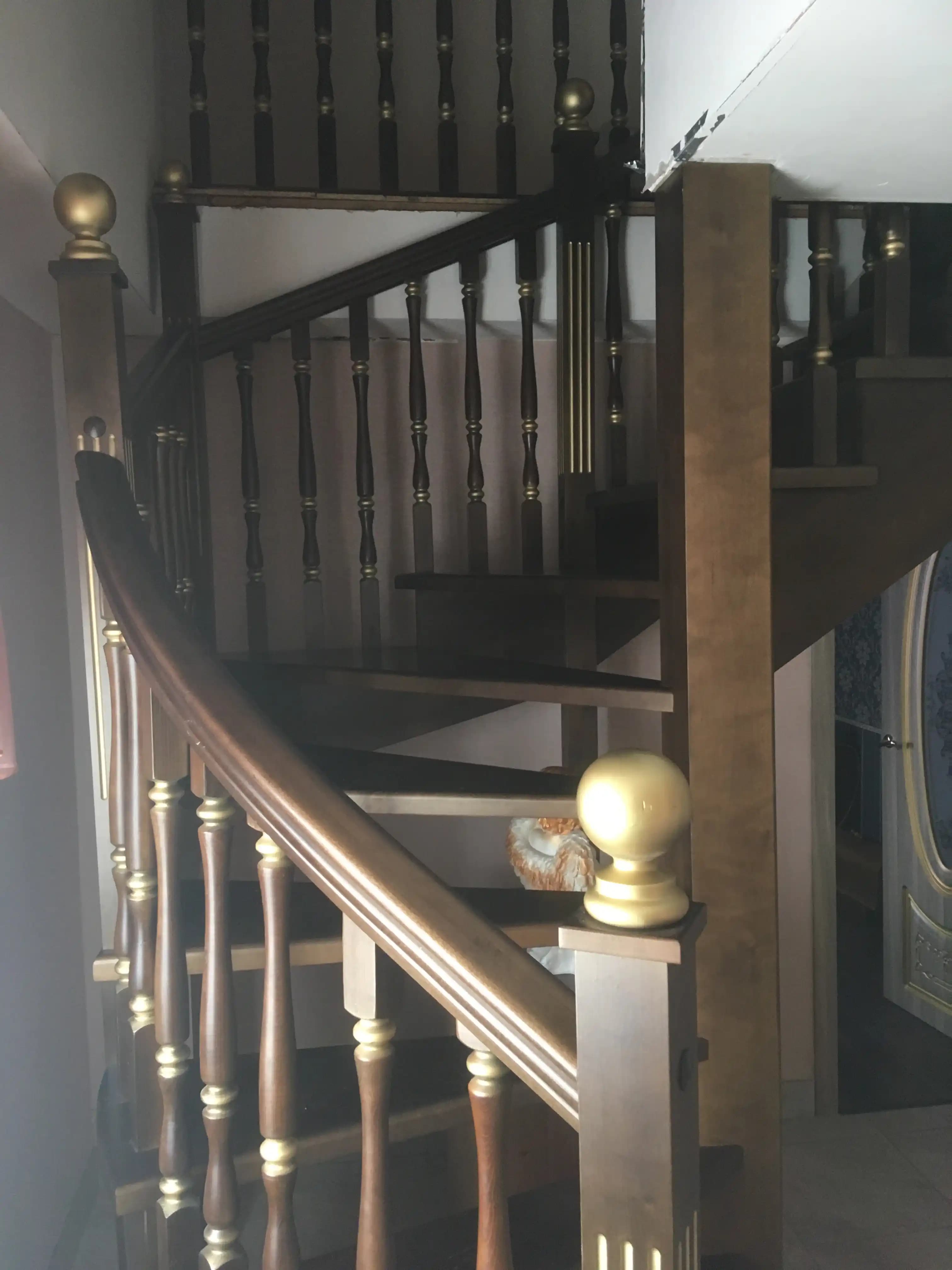 Опорные столбы с навершаями и точеные участки балясин с золотой патиной